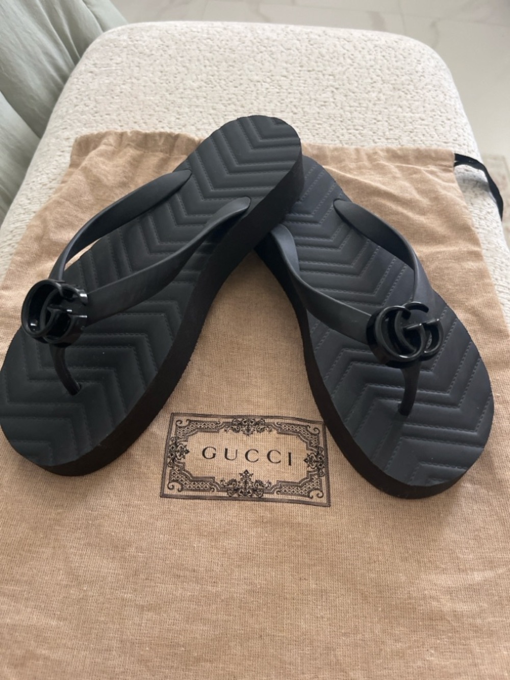 Gucci Black Pascar Chevron Logo Rubber Flip Flops size 8 - Picture 2 of 10